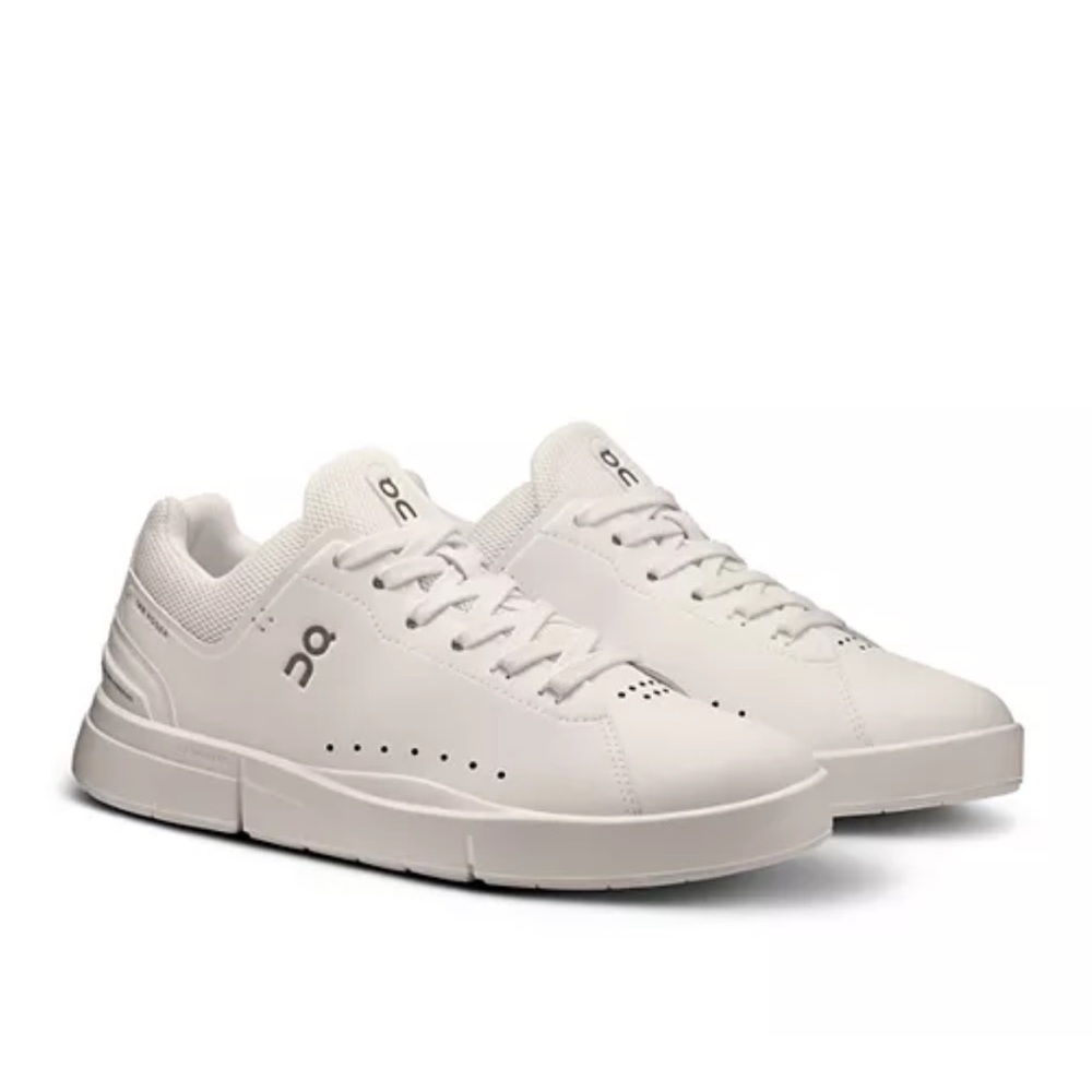 On Women's The Roger Advantage Low Top Sneakers - Size 8.5
